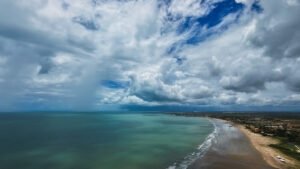 Vista aérea do mar de águas mornas e esverdeadas na Praia de Peito de Moça, no litoral do Piauí.