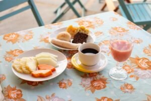 Café da manhã servido na pousada costa do mar