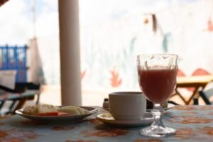 Café da manhã regional e caseiro servido na Pousada Costa do Mar em Luís Correia, PI.