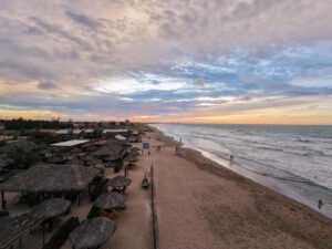 Caminhada tranquila na beira do mar calmo durante o pôr do sol entre as Praias de Baro Preto e  Peito de Moça, Luís Correia.