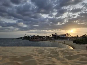 Pôr do sol espetacular na Lagoa do Portinho, passeio imperdível para quem se hospeda em nossa pousada próximo a dunas em Luís Correia.