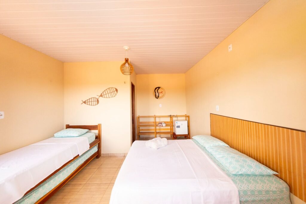 Quarto Triplo Pousada Costa do Mar, localizada na Praia de Peito de Moça, Luís Correia, Piauí